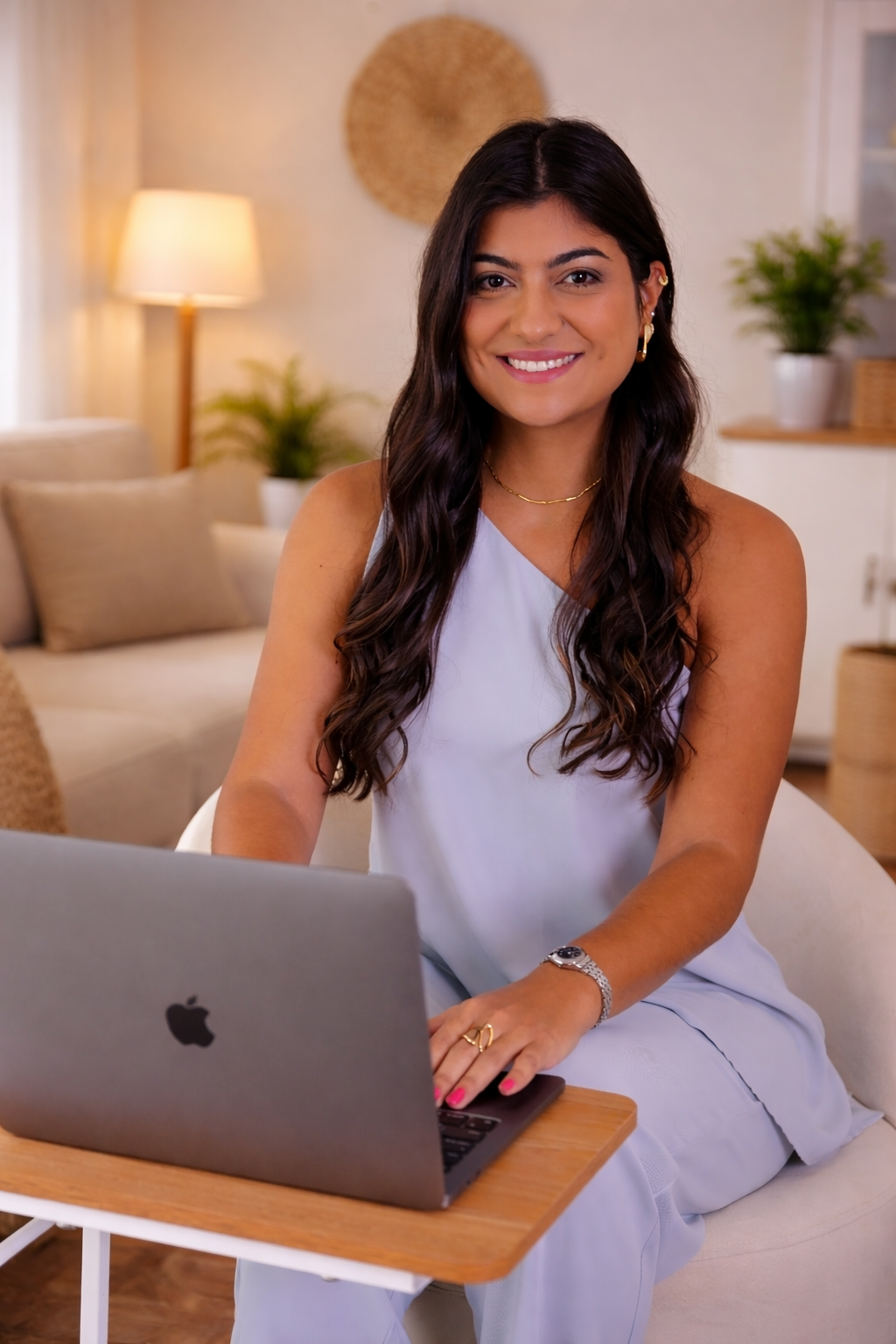 Suzana Costa, psicóloga, sorrindo em ambiente acolhedor